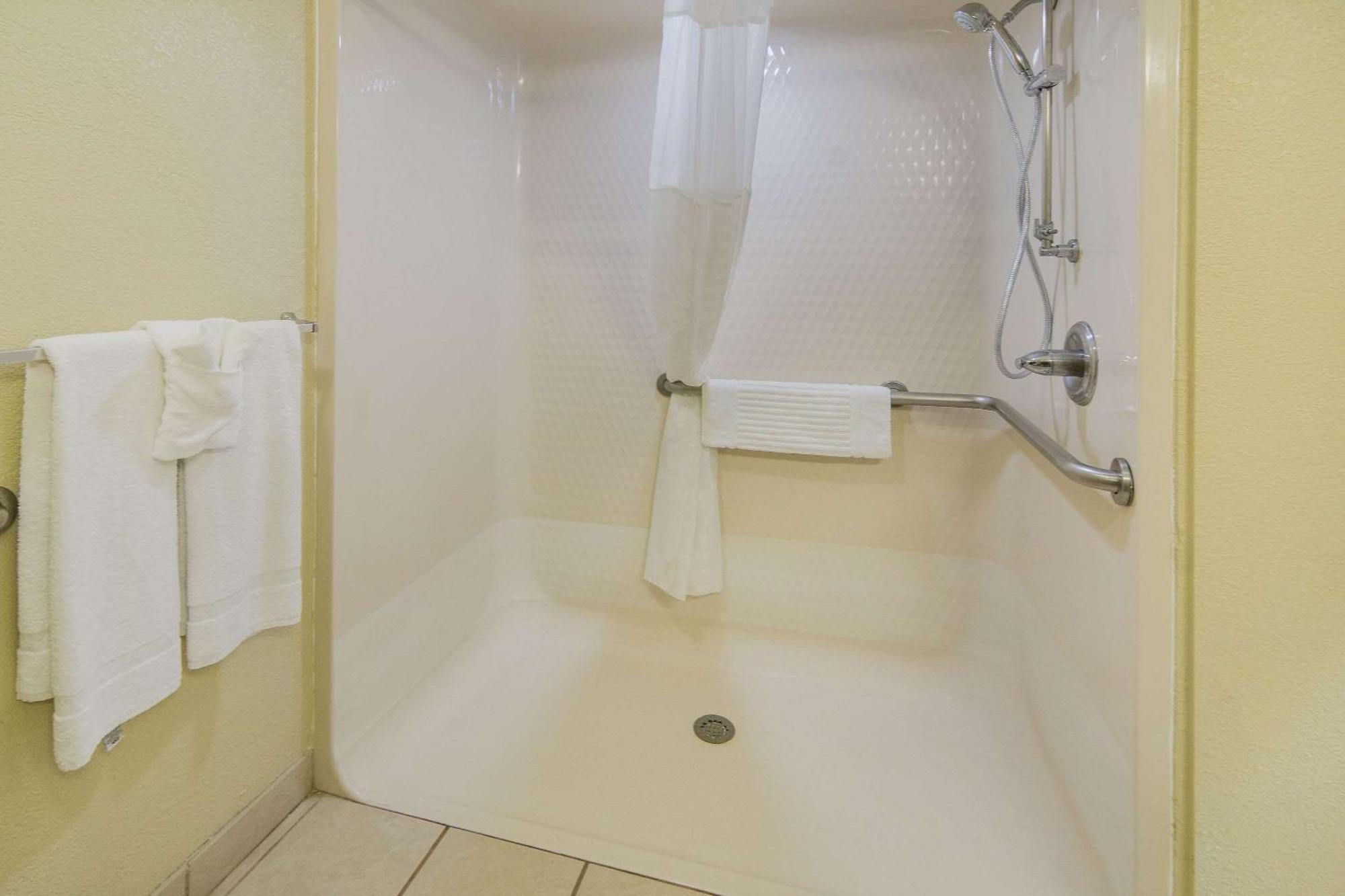 Quality Inn & Suites Roanoke - Fort Worth North Eksteriør bilde