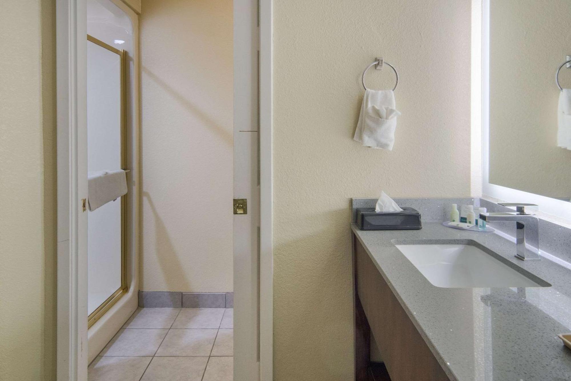 Quality Inn & Suites Roanoke - Fort Worth North Eksteriør bilde