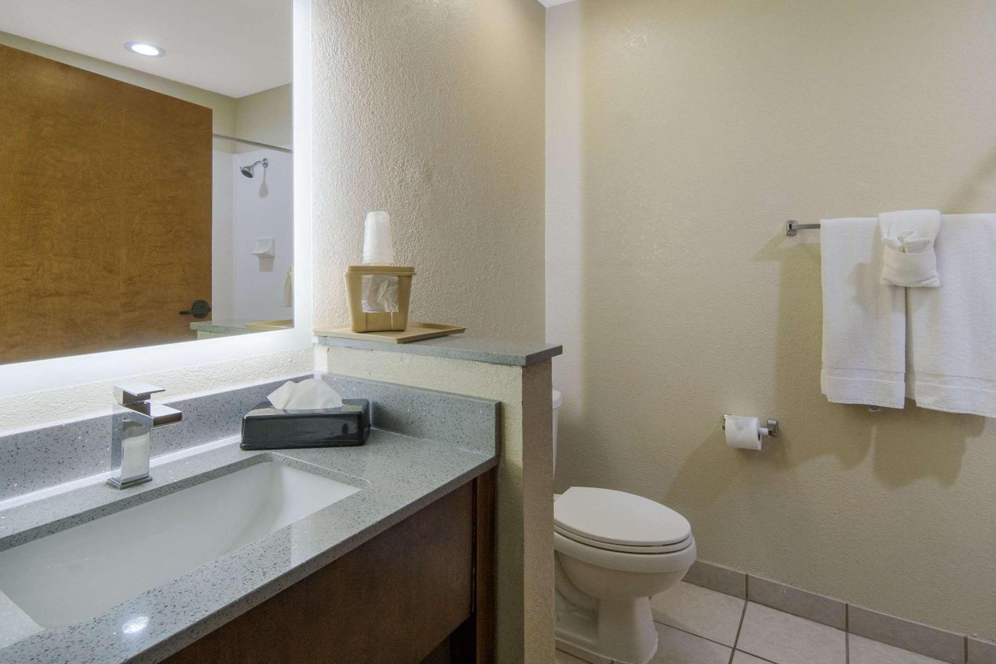 Quality Inn & Suites Roanoke - Fort Worth North Eksteriør bilde